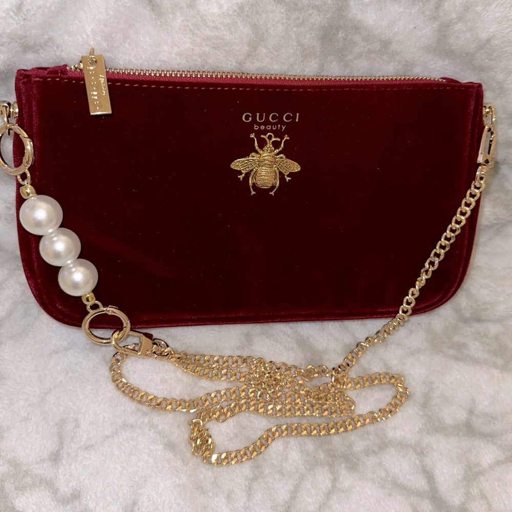 Gucci red cosmetic pouch gold bee emblem velvet pearl unbranded chain detaches🖤